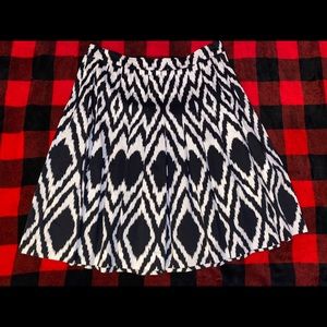 🐞Talbots Petite black and white pleated skirt